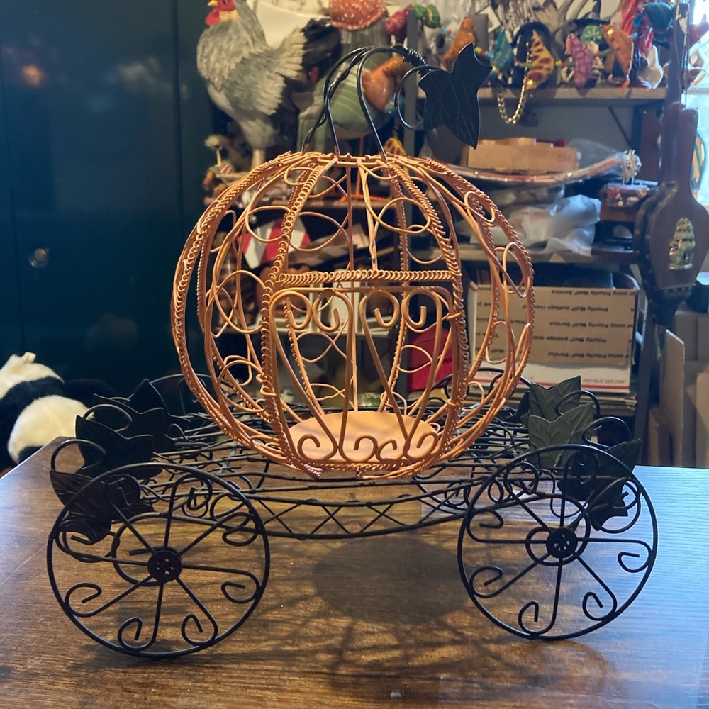 Cinderella pumpkin carriage made of orange and black wire - Picture 13 of 14